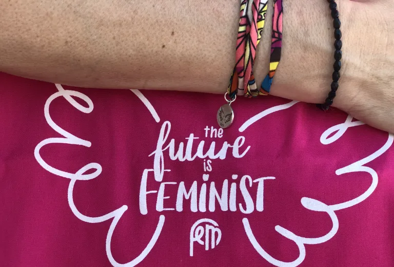 Armband und Tasche zugunsten von FeM