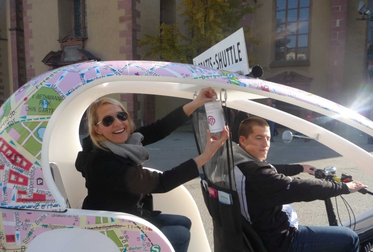 Velotaxi Frankfurt fährt zugunsten von FeM