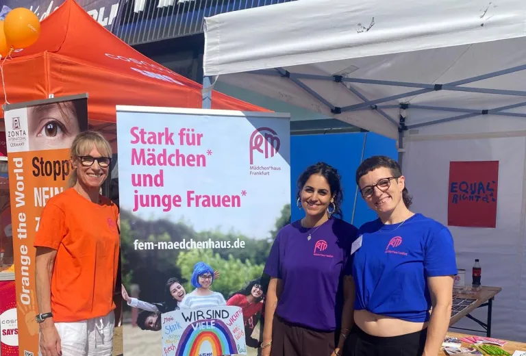 Der Stand von FeM beim Heimspiel von Frankfurt Galaxy mit drei Mitarbeiter*innen