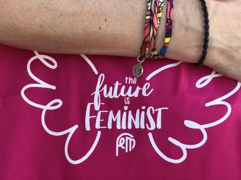 Armband und Tasche zugunsten von FeM