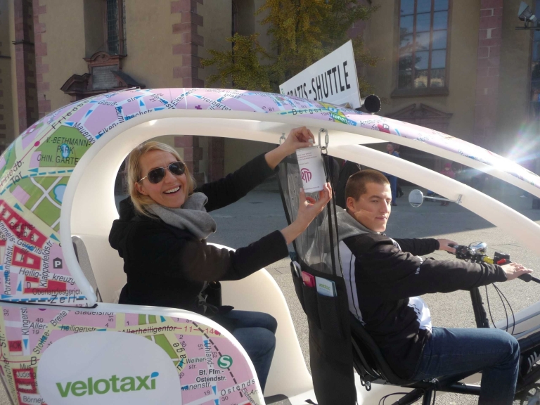 Velotaxi Frankfurt fährt zugunsten von FeM