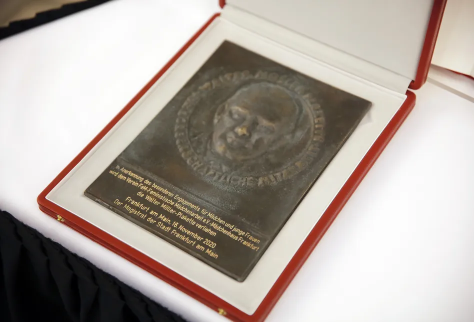 Die Walter Möller-Plakette für das Fem Mädchen*haus