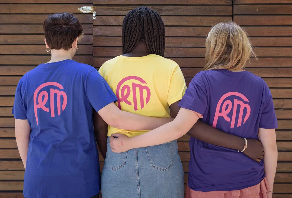 Drei Mädchen mit FeM-T-Shirts stehen zusammen und umarmen sich