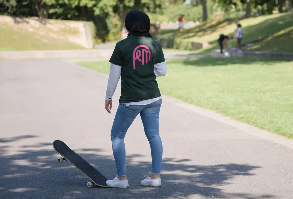 Ein Mädchen auf einem Skateboard