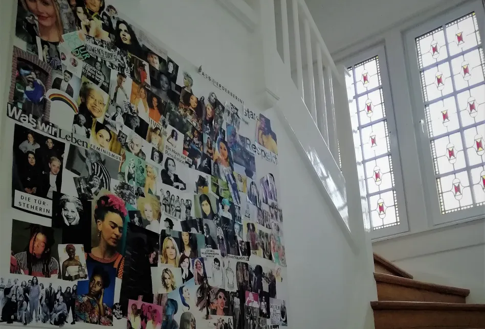 Eine Bilderwand in der Mädchenzuflucht