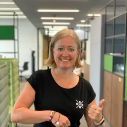 Renate Lingor trägt das Charity-Armband