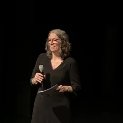 Nicole Kreja von FeM bedankt sich bei den Unterstützer*innen